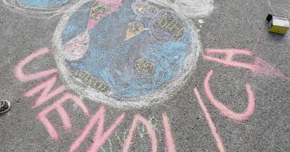 Unter dem Moto "MeterMachen" bemalten die Volksschul- und Kindergartenkinder die Straße vor der Schule mit Straßenkreiden. Die Aktion fand nun zum zweiten Mal im Rahmen der Europäischen Mobilitätswoche statt und das Ergebnis kann sich sehen lassen.