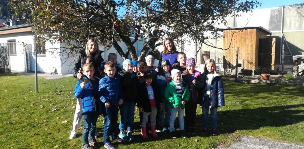 Schulklasse im Garten