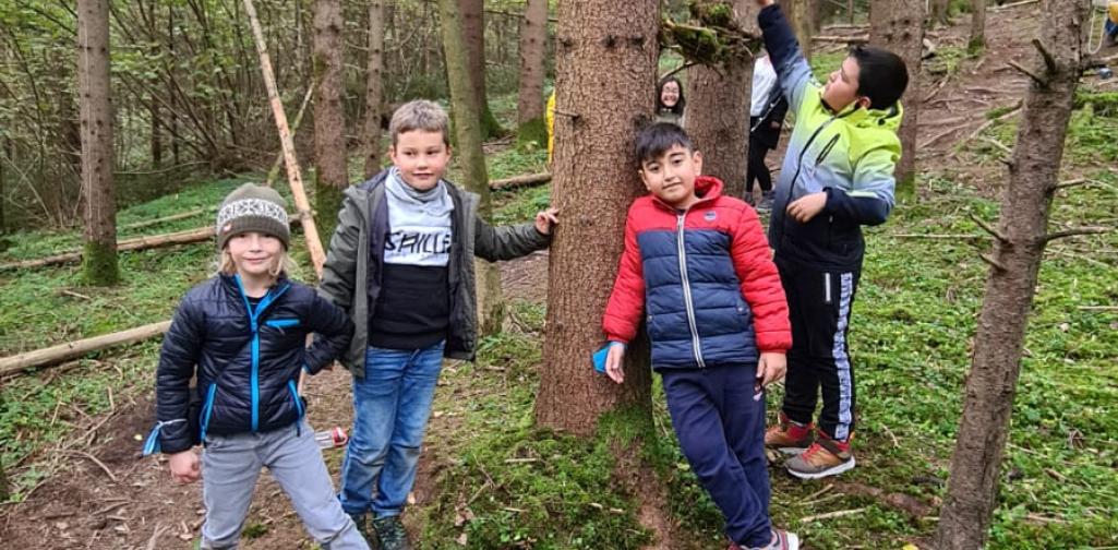 Kinder im Wald