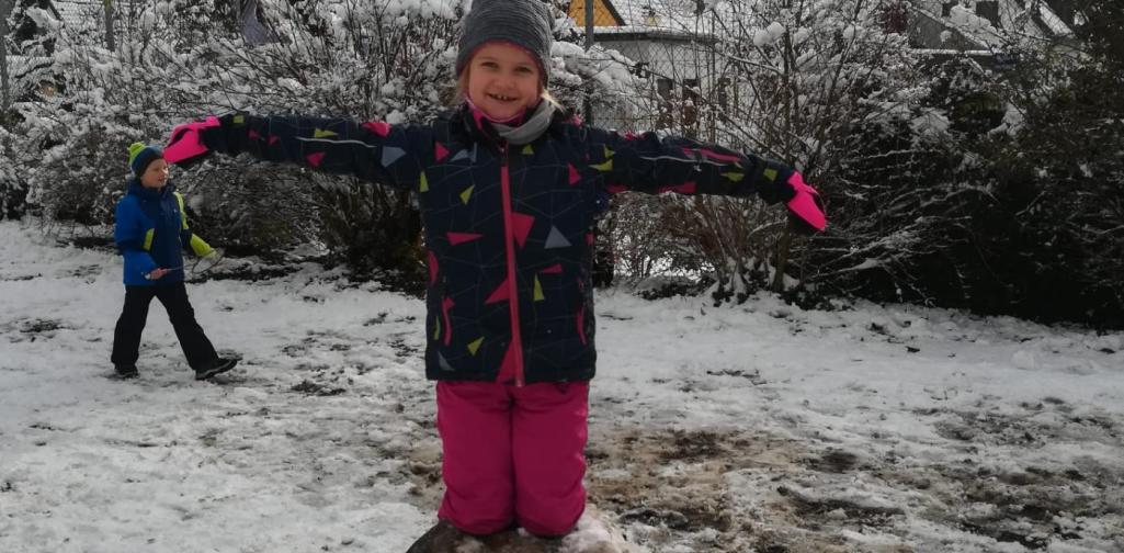 Kind auf Schneekugel