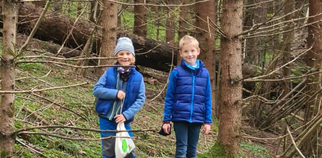 Kinder im Wald