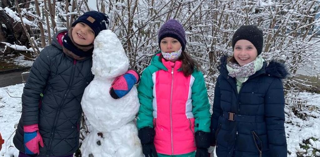Kinder Schneemann