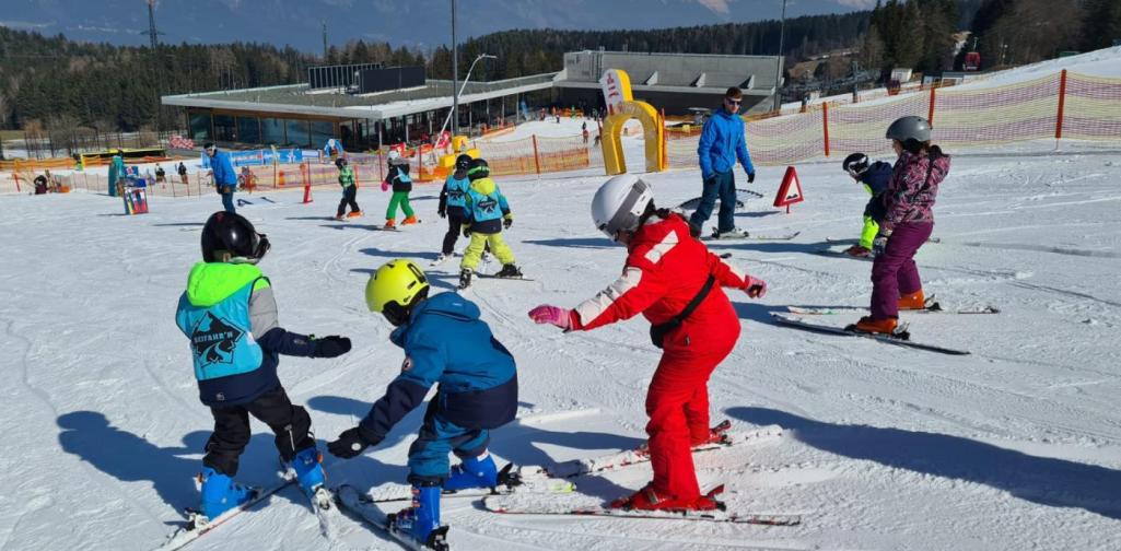 Kinder fahren Ski