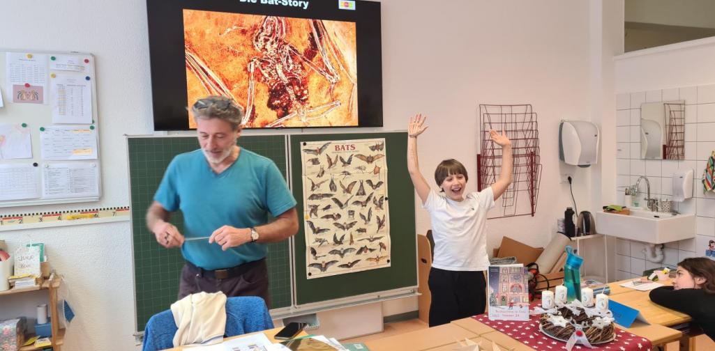 Fledermaus Am 6.12. kam Fledermaus-Toni in die 4b und erzählte uns von diesen interessanten Tieren