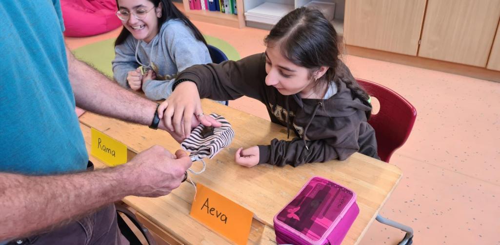 Fledermaus Am 6.12. kam Fledermaus-Toni in die 4b und erzählte uns von diesen interessanten Tieren