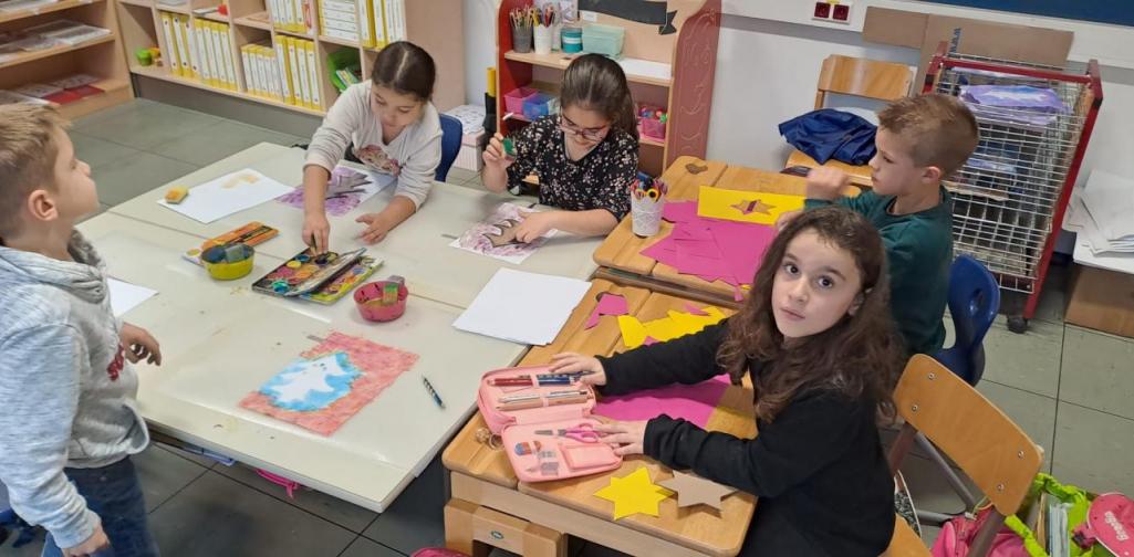 1b Weihnachtsfabrik1 Hier entstehen mit Wasserfarben und Schwämmen Weihnachtsbäume.