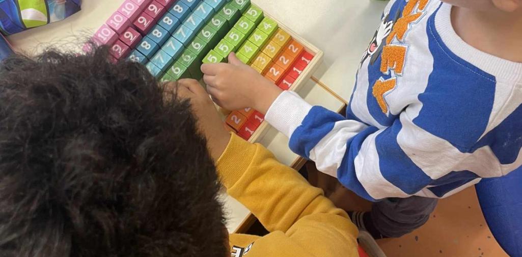 Vorschüler beim spielerisch Lernen Vorschüler beim spielerisch Lernen