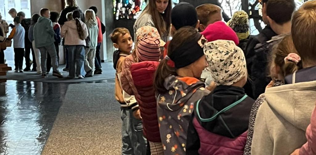 Langsam und erhellt gingen die Kinder zurück zur Schule.