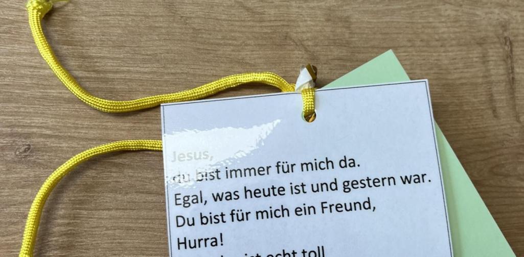 Mit viel Liebe gestaltete Kärtchen gab es am Ende des Gottesdienstes.