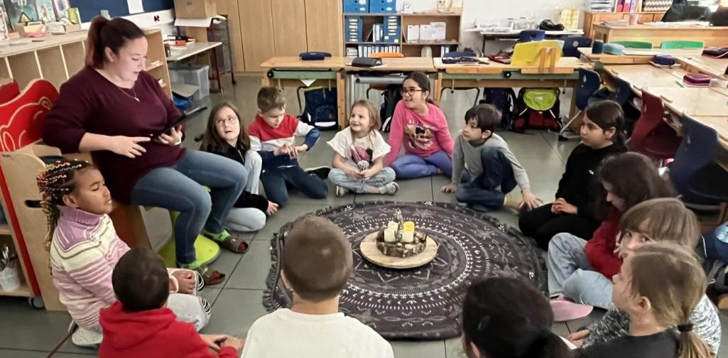 Auch in der 2b dürfen die Kinder schönen Adventgeschichten lauschen